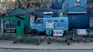 A crpf vehicle blocks the gate of former Jammu and Kashmir chief minister Mehbooba Mufti ’s residence on November 27, 2020 in Srinagar. (Photo By Waseem Andrabi Hindustan/Times) A crpf vehicle blocks the gate of former Jammu and Kashmir chief minister Mehbooba Mufti ’s residence on November 27, 2020 in Srinagar. (Photo By Waseem Andrabi Hindustan/Times)
