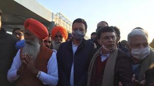 Congress leader RS Surjewala meets agitating farmers.(HT photo) Congress leader RS Surjewala meets agitating farmers.(HT photo)