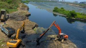 The project includes widening of the river, diversion of drainage lines, construction of a retaining wall and service roads along its sides for accessibility.(Vijayanand Gupta/HT Photo) The project includes widening of the river, diversion of drainage lines, construction of a retaining wall and service roads along its sides for accessibility.(Vijayanand Gupta/HT Photo)
