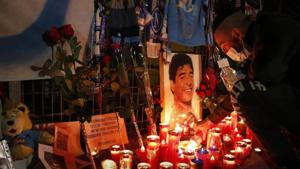 People mourn the death of Argentine soccer legend Diego Maradona.(Reuters) People mourn the death of Argentine soccer legend Diego Maradona.(Reuters)