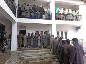 Voters waiting for their turn to exercise their franchise during the first phase of the District Development Council elections at Gund in Ganderbal on Saturday.(Waseem Andrabi/HT) Voters waiting for their turn to exercise their franchise during the first phase of the District Development Council elections at Gund in Ganderbal on Saturday.(Waseem Andrabi/HT)