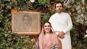 Bakhtawar Bhutto and Mahmood Choudhry pose with Benazir Bhutto’s portrait(Instagram) Bakhtawar Bhutto and Mahmood Choudhry pose with Benazir Bhutto’s portrait(Instagram)