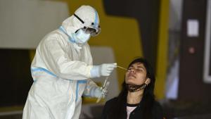 On Friday, 391 Covid-19 positive people recovered and were discharged from hospitals in different districts with a maximum of 103 from Dehradun district.(HT PHOTO.) On Friday, 391 Covid-19 positive people recovered and were discharged from hospitals in different districts with a maximum of 103 from Dehradun district.(HT PHOTO.)