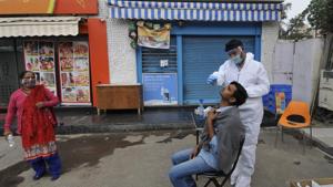 On October 23, Delhi recorded a positivity rate of 6.98 per cent. It was 8.51 per cent on Friday, 8.65 per cent on Thursday and 8.49 per cent on Wednesday.(Sunil Ghosh/HT Photo) On October 23, Delhi recorded a positivity rate of 6.98 per cent. It was 8.51 per cent on Friday, 8.65 per cent on Thursday and 8.49 per cent on Wednesday.(Sunil Ghosh/HT Photo)