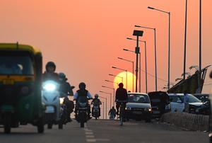 Commuters on NH-24 during sunset on November 26.(Raj K Raj/HT PHOTO) Commuters on NH-24 during sunset on November 26.(Raj K Raj/HT PHOTO)