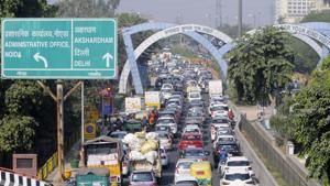 Traffic jam at Sector 14A due road blockage by protesting farmers against the new farm laws, in Noida, India, on Saturday.(Sunil Ghosh / Hindustan Times) Traffic jam at Sector 14A due road blockage by protesting farmers against the new farm laws, in Noida, India, on Saturday.(Sunil Ghosh / Hindustan Times)