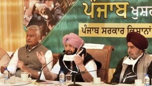 Punjab Chief Minister Captain Amarinder Singh during a meeting with representatives of various farmers' organizations on Saturday.(PTI) Punjab Chief Minister Captain Amarinder Singh during a meeting with representatives of various farmers' organizations on Saturday.(PTI)