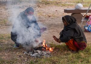 People near a bonfire in New Delhi on Sunday.(PTI) People near a bonfire in New Delhi on Sunday.(PTI)