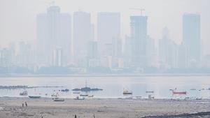 While air quality index (AQI) improved on Saturday, there was a thin layer of smog and cloud cover over Mumbai.(PPratik Chorge/Hindustan Times) While air quality index (AQI) improved on Saturday, there was a thin layer of smog and cloud cover over Mumbai.(PPratik Chorge/Hindustan Times)