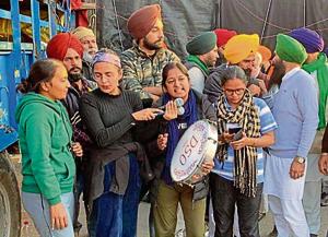 Jagjit Kaur Nikki sings a song at the Kundli border in New Delhi on Sunday.(HT photo) Jagjit Kaur Nikki sings a song at the Kundli border in New Delhi on Sunday.(HT photo)
