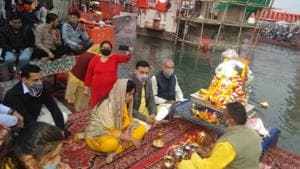 Pilgrims performing rituals at Har-Ki-Pauri in Haridwar.(HT PHOTO) Pilgrims performing rituals at Har-Ki-Pauri in Haridwar.(HT PHOTO)