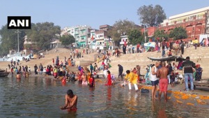 Devotees gathered at Triveni Sangam to offer prayers and take the holy dip in River Ganga on the occasion of ‘Kartik Purnima’.(ANI) Devotees gathered at Triveni Sangam to offer prayers and take the holy dip in River Ganga on the occasion of ‘Kartik Purnima’.(ANI)