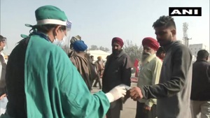 The doctors said that farmers are being made aware of the safety guidelines as the majority of them are not ensuring social distancing and moving without masks.(ANI Photo) The doctors said that farmers are being made aware of the safety guidelines as the majority of them are not ensuring social distancing and moving without masks.(ANI Photo)