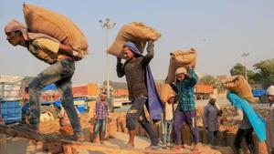 The Centre had fixed Rs 1815 per quintal for common grade paddy and Rs 1835 per quintal for Grade A paddy as compensation. Later, a five-member committee was constituted to study how a benefit of Rs 2500 per quintal could be ensured to farmers.(PTI PHOTO.)