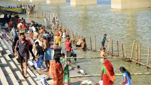 Devotees bathe in the water of Ganga ahead of Chhath Puja festival at Gandhi Ghat in Patna, Bihar, India on November 17, 2020.(Photo by Santosh Kumar/ Hindustan Times) Devotees bathe in the water of Ganga ahead of Chhath Puja festival at Gandhi Ghat in Patna, Bihar, India on November 17, 2020.(Photo by Santosh Kumar/ Hindustan Times)
