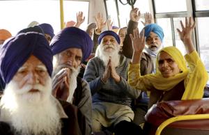 Members of 'Sikh Jatha' on their way to Pakistan to celebrate the 551st birth anniversary of Guru Nanak Dev, in Amritsar.(PTI) Members of 'Sikh Jatha' on their way to Pakistan to celebrate the 551st birth anniversary of Guru Nanak Dev, in Amritsar.(PTI)