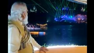The image shows PM Modi watching the light and sound show.(Twitter/@narendramodi) The image shows PM Modi watching the light and sound show.(Twitter/@narendramodi)