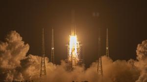 A Long March-5 rocket carrying the Chang'e 5 lunar mission lifts off at the Wenchang Space Launch Center in Wenchang.(AP) A Long March-5 rocket carrying the Chang'e 5 lunar mission lifts off at the Wenchang Space Launch Center in Wenchang.(AP)