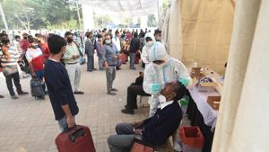 A healthcare worker collects a swab sample from a traveller at Anand Vihar ISBT, in New Delhi on Monday.(Vipin Kumar/HT Photo) A healthcare worker collects a swab sample from a traveller at Anand Vihar ISBT, in New Delhi on Monday.(Vipin Kumar/HT Photo)