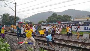 Pattali Makkal Katchi (PMK) workers pelt stones on the Ananthapuri Express coming from Thiruvananthapuram after they were stopped by to police from entering Chennai to participate in a protest demonstration demanding reservation for the Vanniyar community om Tuesday.(PTI) Pattali Makkal Katchi (PMK) workers pelt stones on the Ananthapuri Express coming from Thiruvananthapuram after they were stopped by to police from entering Chennai to participate in a protest demonstration demanding reservation for the Vanniyar community om Tuesday.(PTI)