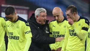 Newcastle United manager Steve Bruce after the match with his players.(Pool via REUTERS) Newcastle United manager Steve Bruce after the match with his players.(Pool via REUTERS)