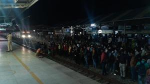 Commuters, mostly eseential services employees blocked rail tracks to protest the proposed change of timings saying they would reach their workplaces late.(HT PHOTO) Commuters, mostly eseential services employees blocked rail tracks to protest the proposed change of timings saying they would reach their workplaces late.(HT PHOTO)