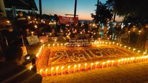Residents of Bhopal pay tributes to those killed in the gas tragedy of 1984.(HT PHOTO) Residents of Bhopal pay tributes to those killed in the gas tragedy of 1984.(HT PHOTO)