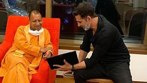Bollywood actor Akshay Kumar calls on Uttar Pradesh chief minister Yogi Adityanath in Mumbai on Tuesday.(ANI) Bollywood actor Akshay Kumar calls on Uttar Pradesh chief minister Yogi Adityanath in Mumbai on Tuesday.(ANI)