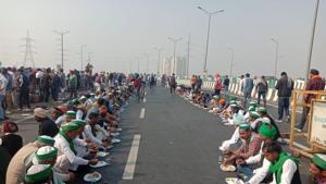 Protesting farmers block the UP Gate flyover on NH-9 on Thursday morning.(HT photo/Sakib Ali) Protesting farmers block the UP Gate flyover on NH-9 on Thursday morning.(HT photo/Sakib Ali)