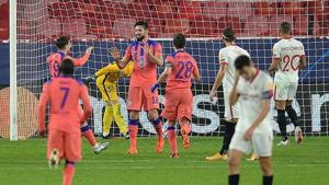 Chelsea’s French striker Olivier Giroud (C) celebrates with teammates after scoring his fourth goal.(Getty Images) Chelsea’s French striker Olivier Giroud (C) celebrates with teammates after scoring his fourth goal.(Getty Images)