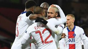 Paris Saint-Germain’s Brazilian forward Neymar (C) celebrates with teammates after he scores his team’s third goal.(Getty Images) Paris Saint-Germain’s Brazilian forward Neymar (C) celebrates with teammates after he scores his team’s third goal.(Getty Images)
