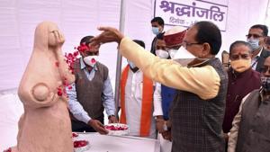 Madhya Pradesh Chief Minister Shivraj Singh Chouhan pays tribute to victims of the Bhopal Gas tragedy on its 36th anniversary in Bhopal on Thursday.(PTI) Madhya Pradesh Chief Minister Shivraj Singh Chouhan pays tribute to victims of the Bhopal Gas tragedy on its 36th anniversary in Bhopal on Thursday.(PTI)