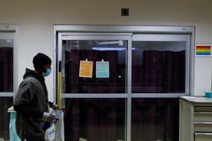 Nearly 200,000 new US cases were reported on Wednesday, with record hospitalizations approaching 100,000 patients.(Reuters) Nearly 200,000 new US cases were reported on Wednesday, with record hospitalizations approaching 100,000 patients.(Reuters)