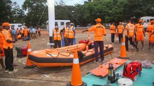 Tamil Nadu Disaster Response Force (TNDRF) personnel prepare themselves ahead of Cyclone Burevi, in Kanyakumari.(PTI) Tamil Nadu Disaster Response Force (TNDRF) personnel prepare themselves ahead of Cyclone Burevi, in Kanyakumari.(PTI)