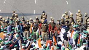 Farmers protest at Mahamaya flyover after police officials stopped them from reaching the protest point at UP Gate, in Noida, India, on Wednesday, December 02, 2020.(Photo: Sunil Ghosh / Hindustan Times) Farmers protest at Mahamaya flyover after police officials stopped them from reaching the protest point at UP Gate, in Noida, India, on Wednesday, December 02, 2020.(Photo: Sunil Ghosh / Hindustan Times)