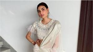 The foiled crinkled fabric saree that Athiya Shetty wore left us speechless.(Instagram/shnoy09)