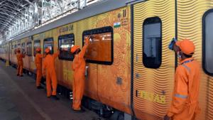 Passengers at Mumbai central in Mumbai.(HT photo) Passengers at Mumbai central in Mumbai.(HT photo)