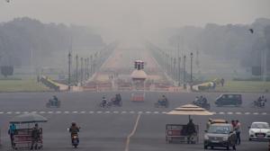 Vehicles ply at Vijay Chowk amid low visibility, in New Delhi.(File photo)