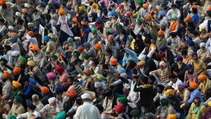 Farmers listen to a speaker as they take part in a protest against the central government’s recent agricultural reforms at the Delhi-Haryana state border in Singhu on Friday.(AFP) Farmers listen to a speaker as they take part in a protest against the central government’s recent agricultural reforms at the Delhi-Haryana state border in Singhu on Friday.(AFP)
