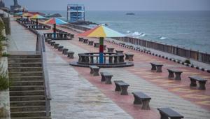 A tourist spot wears a deserted look in view of cyclone Burevi, in Kanyakumari, on December 3.(PTI) A tourist spot wears a deserted look in view of cyclone Burevi, in Kanyakumari, on December 3.(PTI)