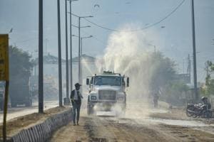 An EDMC vehicle sprinkles water over a road at Ghazipur to contain pollution, in New Delhi, Monday, Nov. 23, 2020.(PTI photo) An EDMC vehicle sprinkles water over a road at Ghazipur to contain pollution, in New Delhi, Monday, Nov. 23, 2020.(PTI photo)