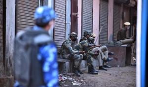 Security personnel take a break in front of shops closed in view of the farmers’ protests at Delhi’s borders.(Raj K Raj/HT Photo) Security personnel take a break in front of shops closed in view of the farmers’ protests at Delhi’s borders.(Raj K Raj/HT Photo)