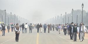 People at India Gate on a hazy afternoon in New Delhi on Friday.(Arvind Yadav/HT PHOTO) People at India Gate on a hazy afternoon in New Delhi on Friday.(Arvind Yadav/HT PHOTO)
