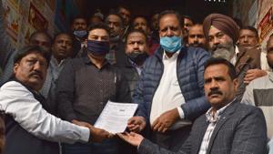 During the union’s protest over non-fulfilment of long-pending demands outside MC headquarters on Friday, they handed over a memorandum to mayor Balkar Sandhu, in which they also sought roll back of the suspension orders.(HT Photo) During the union’s protest over non-fulfilment of long-pending demands outside MC headquarters on Friday, they handed over a memorandum to mayor Balkar Sandhu, in which they also sought roll back of the suspension orders.(HT Photo)