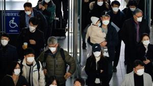 People wearing masks walk at a railway station amid the coronavirus disease (COVID-19) pandemic in Seoul, South Korea.(Reuters) People wearing masks walk at a railway station amid the coronavirus disease (COVID-19) pandemic in Seoul, South Korea.(Reuters)