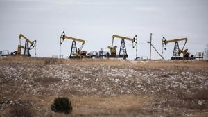 Oil pumping jacks, also known as "nodding donkeys"in a Rosneft Oil Co. oilfield near Sokolovka village, in the Udmurt Republic, Russia.(Bloomberg) Oil pumping jacks, also known as "nodding donkeys"in a Rosneft Oil Co. oilfield near Sokolovka village, in the Udmurt Republic, Russia.(Bloomberg)
