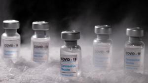 Vials labelled "COVID-19 Coronavirus Vaccine" are placed on dry ice in this illustration taken, December 4, 2020. Picture taken December 4, 2020. REUTERS/Dado Ruvic/Illustration(Reuters) Vials labelled "COVID-19 Coronavirus Vaccine" are placed on dry ice in this illustration taken, December 4, 2020. Picture taken December 4, 2020. REUTERS/Dado Ruvic/Illustration(Reuters)
