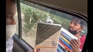 The image shows Chetan Bhagat interacting with the street vendor.(Twitter/@chetan_bhagat) The image shows Chetan Bhagat interacting with the street vendor.(Twitter/@chetan_bhagat)