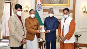 Ramesh Pokhriyal presenting the first copy of his book “Pioneer of Humanity: Maharshi Arvind” to President Ram Nath Kovind.(ANI) Ramesh Pokhriyal presenting the first copy of his book “Pioneer of Humanity: Maharshi Arvind” to President Ram Nath Kovind.(ANI)