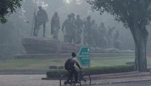 Delhi’s air quality was recorded in the upper end of the “very poor category” on Sunday and is likely to improve over the next two days(PTI) Delhi’s air quality was recorded in the upper end of the “very poor category” on Sunday and is likely to improve over the next two days(PTI)